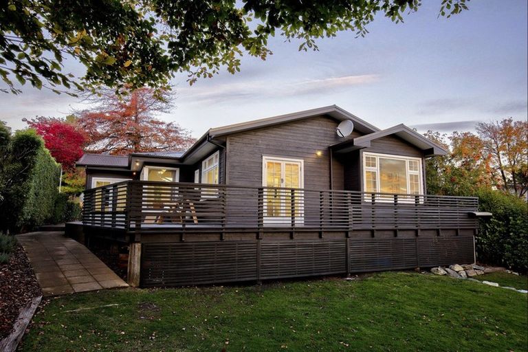 Photo of property in 11 Cedar Drive, Kelvin Heights, Queenstown, 9300