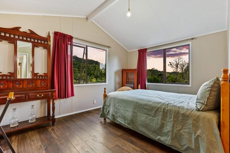 Photo of property in 847 West Coast Road, Oratia, Auckland, 0604