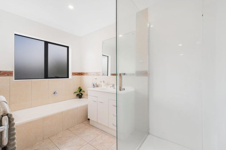 Photo of property in 60 Saralee Drive, Manurewa, Auckland, 2105