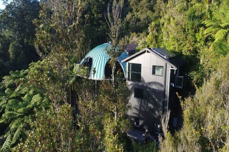 Photo of property in 442-454 Scenic Drive, Waiatarua, Auckland, 0612