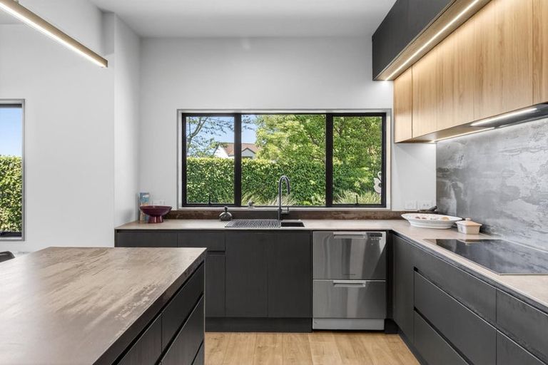 Photo of property in 28 Connemara Court, West Harbour, Auckland, 0618