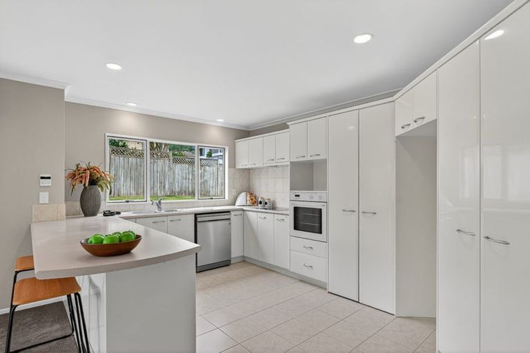 Photo of property in 32 Delmont Close, East Tamaki Heights, Auckland, 2016