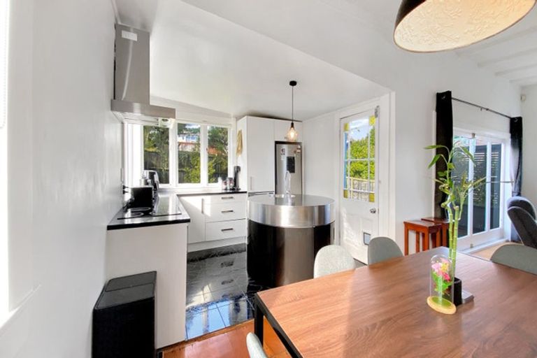 Photo of property in 4 Bowers Road, Glen Eden, Auckland, 0602