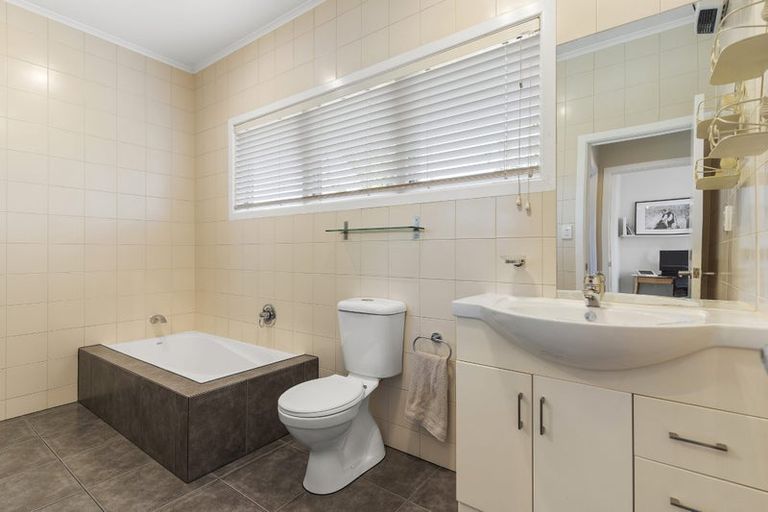 Photo of property in 276c Wairau Road, Glenfield, Auckland, 0627