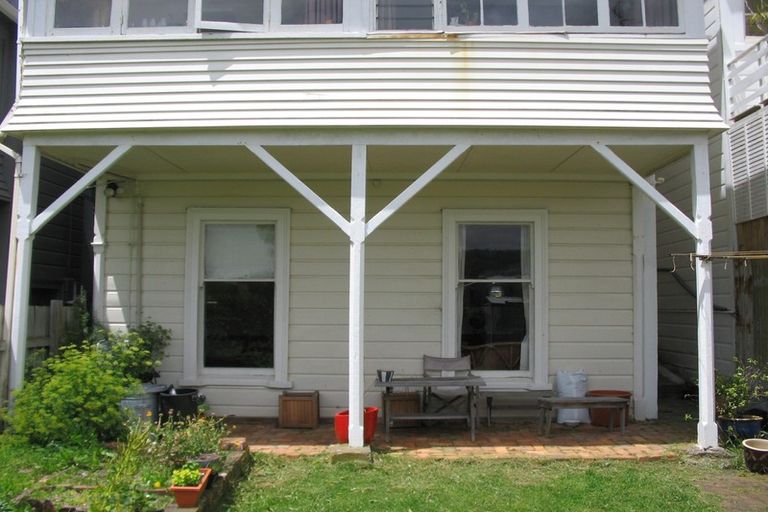 Photo of property in 22 Scarborough Terrace, Mount Victoria, Wellington, 6011