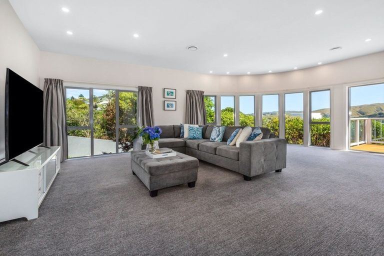 Photo of property in 22 Molyneux Close, Whitby, Porirua, 5024