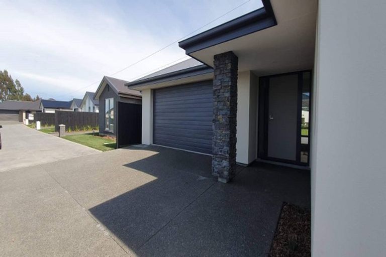 Photo of property in 2 Stratford (pvt) Way, Rangiora, 7400