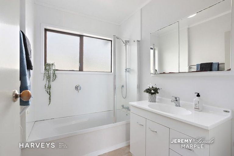 Photo of property in 1/28 Eastglen Road, Glen Eden, Auckland, 0602