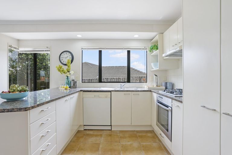 Photo of property in 20 Moyrus Crescent, East Tamaki Heights, Auckland, 2016