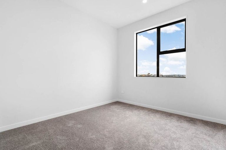 Photo of property in 16 Heketara Way, Massey, Auckland, 0614