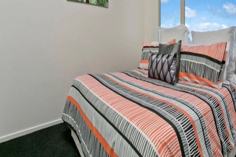 Photo of property in 1/48a Exmouth Road, Northcote, Auckland, 0627