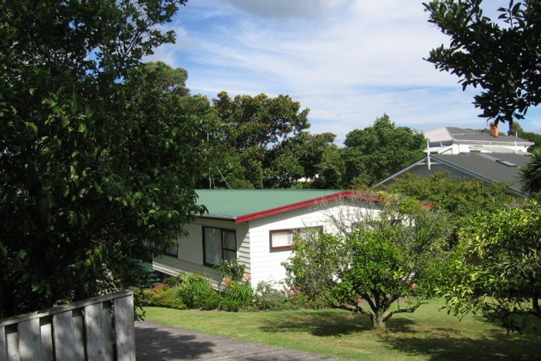 Photo of property in 16 William Bond Street, Stanley Point, Auckland, 0624