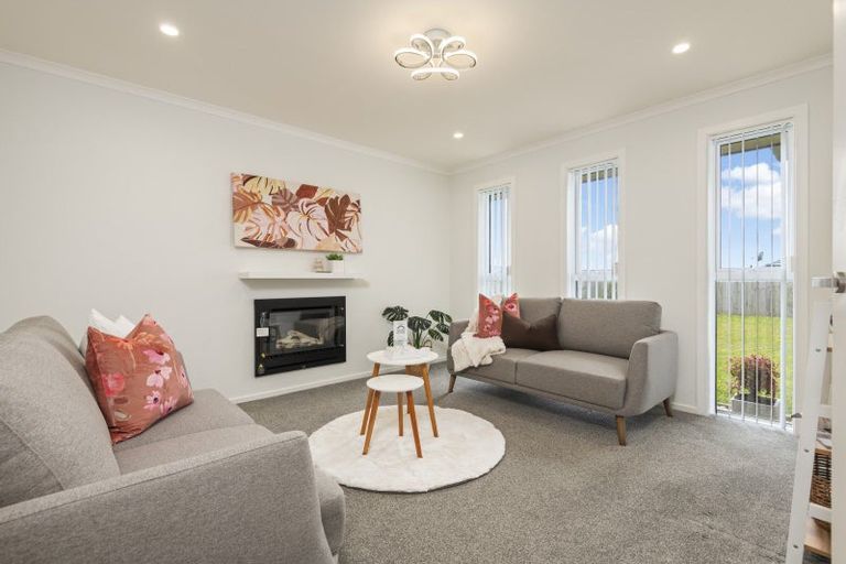 Photo of property in 13 Mediterranean Grove, Fitzherbert, Palmerston North, 4410