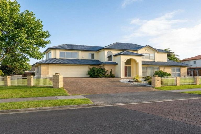 Photo of property in 2 Corta Bella Place, Golflands, Auckland, 2013