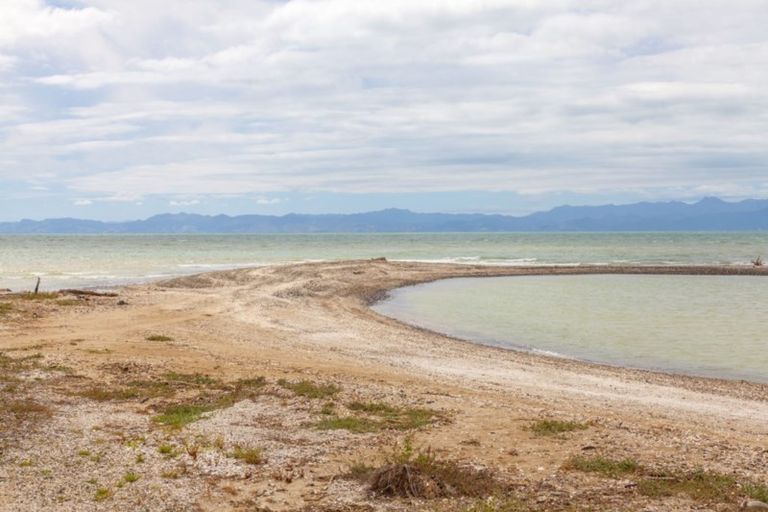 Photo of property in 16 Mylindas Road, Whakatiwai, Miranda, 2473