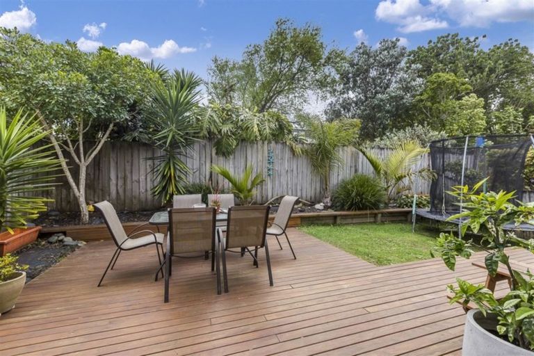 Photo of property in 1/9 Ellenbury Place, Stanmore Bay, Whangaparaoa, 0932