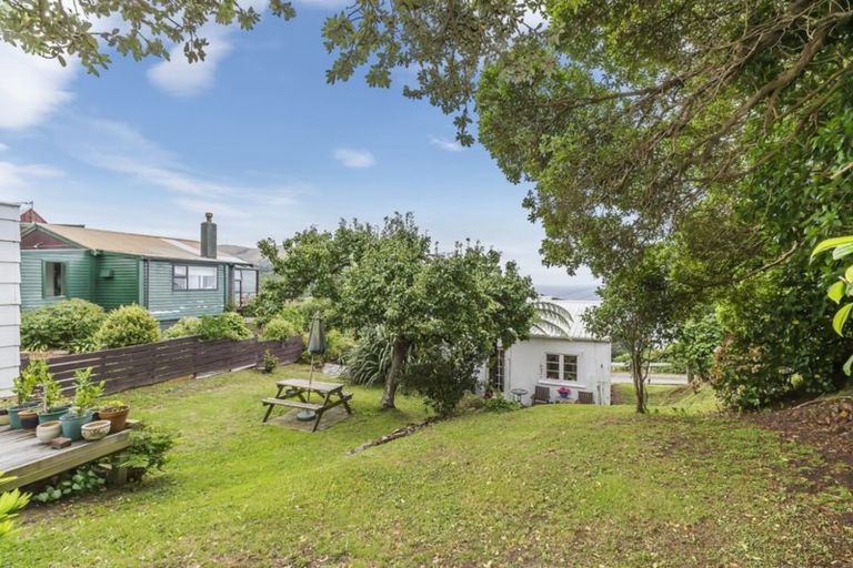 Photo of property in 21 Te Pari Pari Road, Pukerua Bay, 5026