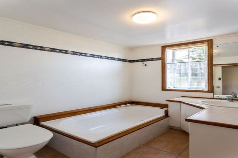 Photo of property in 475 Glenfield Road, Glenfield, Auckland, 0629