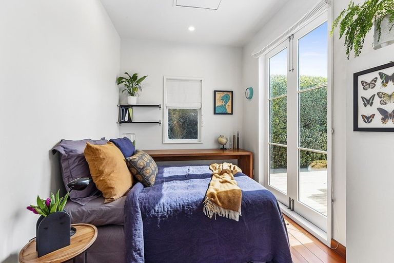 Photo of property in 69 Marine Parade, Seatoun, Wellington, 6022