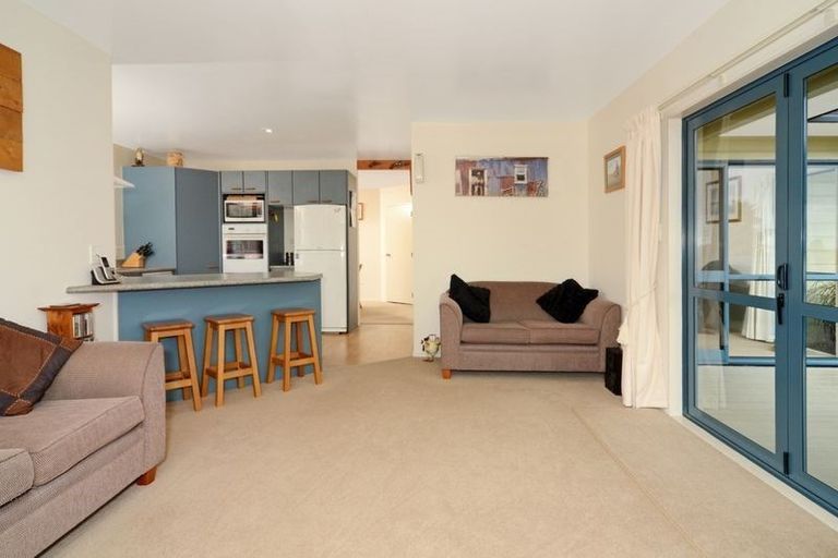 Photo of property in 19 Mandeville Place, Unsworth Heights, Auckland, 0632