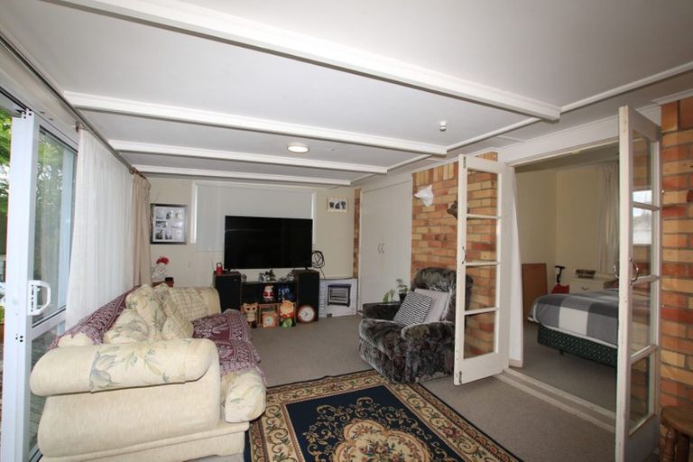 Photo of property in 5 Amberley Avenue, Te Atatu South, Auckland, 0610