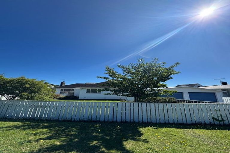 Photo of property in 11 Linden Avenue, Tawa, Wellington, 5028