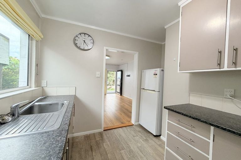 Photo of property in 62 Manhattan Heights, Glendene, Auckland, 0602