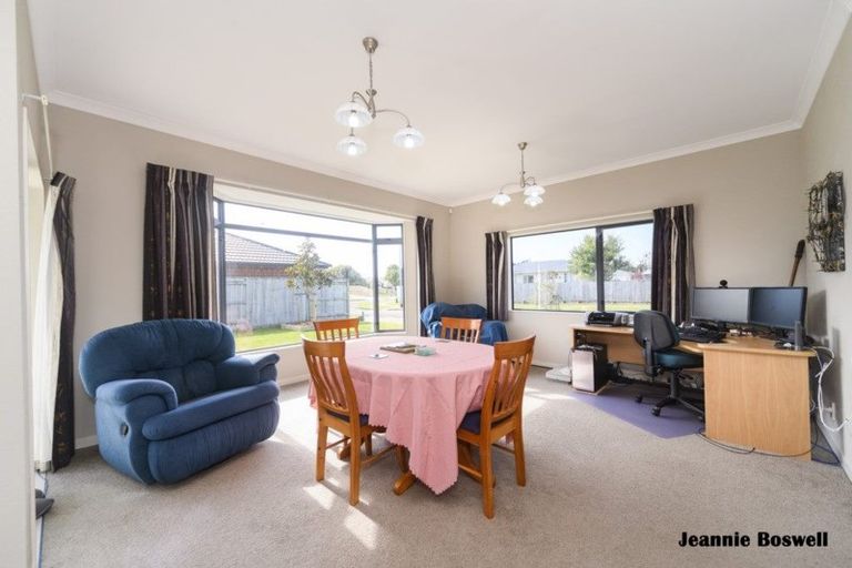 Photo of property in 6 Pegasus Place, Kelvin Grove, Palmerston North, 4414