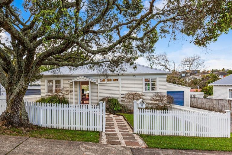 Photo of property in 10 Cassino Street, Bayswater, Auckland, 0622