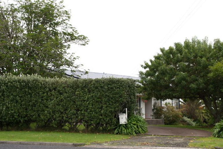 Photo of property in 8 Cockle Bay Road, Cockle Bay, Auckland, 2014
