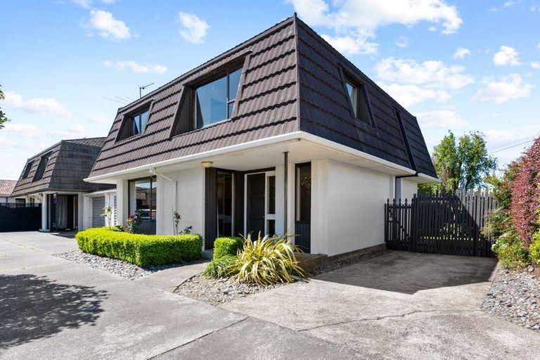 Photo of property in 2/117a Prestons Road, Redwood, Christchurch, 8051