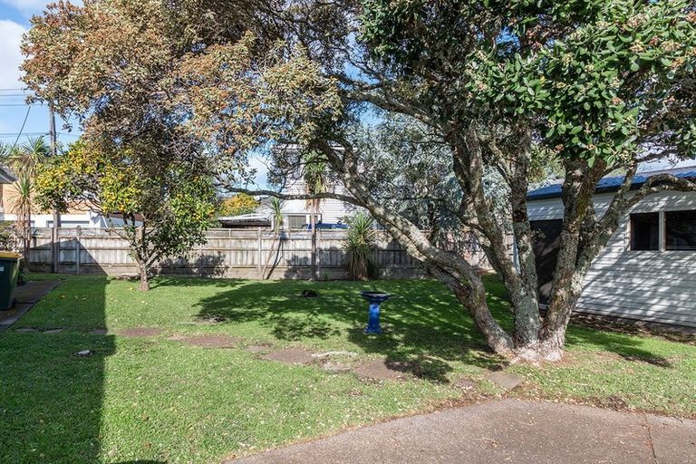 Photo of property in 2/20 Fraser Road, Narrow Neck, Auckland, 0624