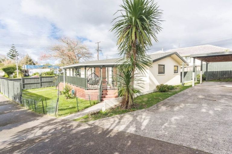 Photo of property in 33a Hutchinson Avenue, New Lynn, Auckland, 0600
