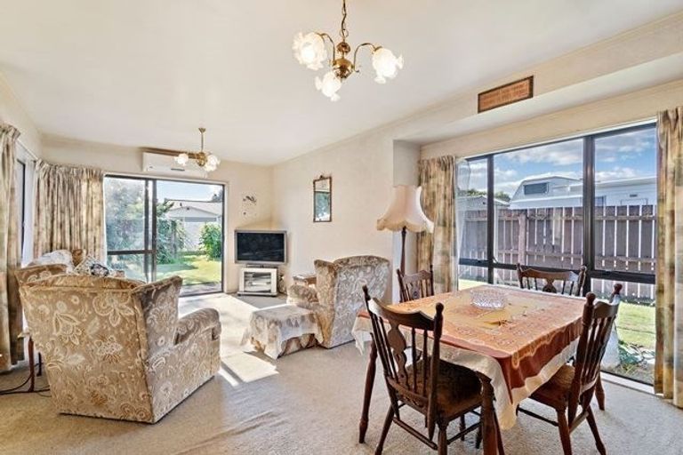 Photo of property in 11 Evanda Crescent, Conifer Grove, Takanini, 2112