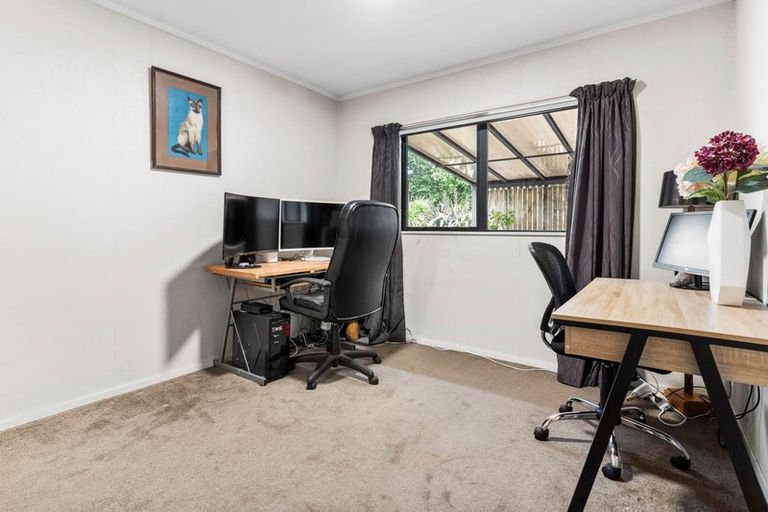 Photo of property in 21 Waterview Road West, Stanley Point, Auckland, 0624