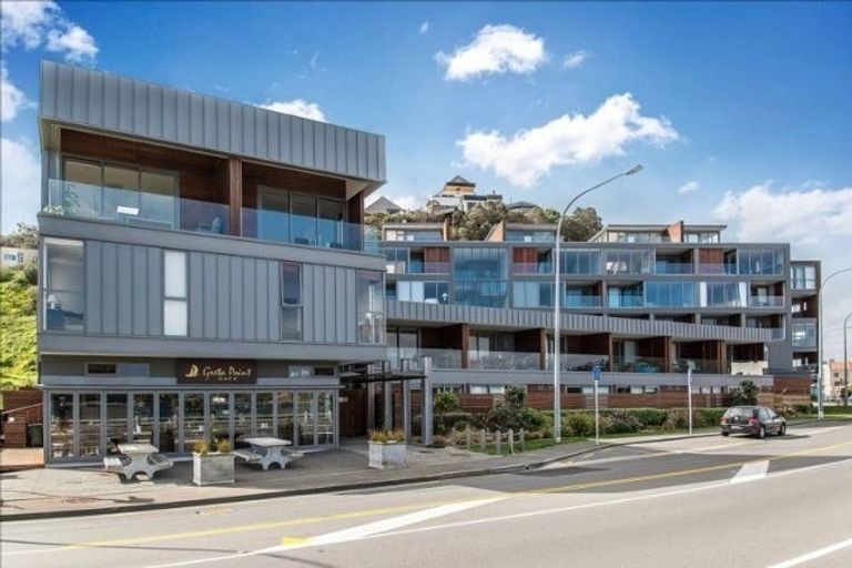 Photo of property in Patent 326 Apartments, 326 Evans Bay Parade, Hataitai, Wellington, 6021