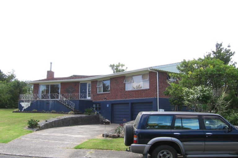 Photo of property in 5 Valkyria Place, Beach Haven, Auckland, 0626