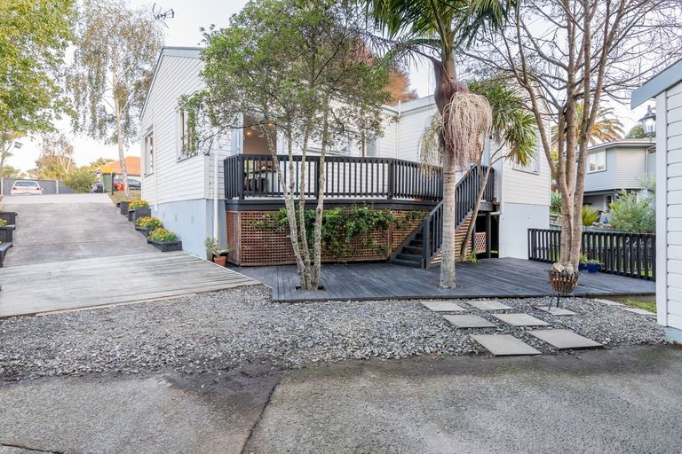 Photo of property in 48 Eastglen Road, Glen Eden, Auckland, 0602