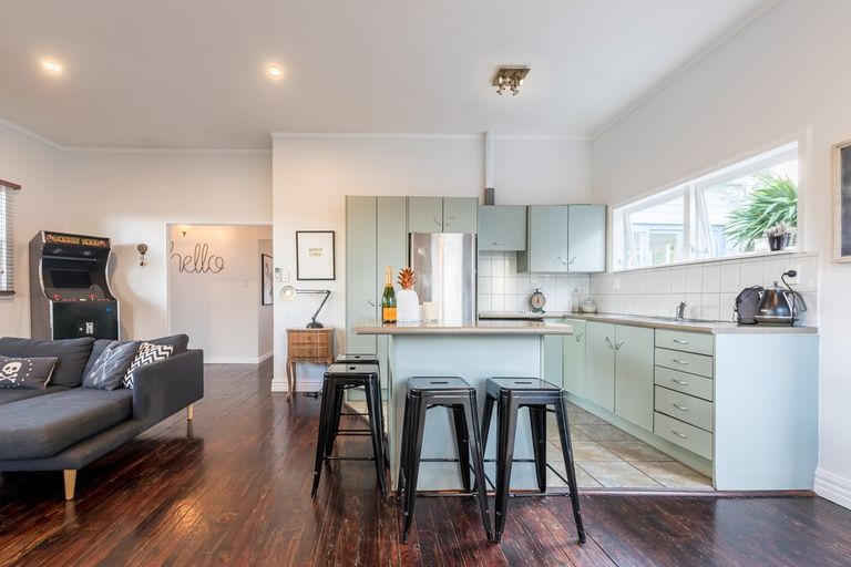 Photo of property in 48 Eastglen Road, Glen Eden, Auckland, 0602