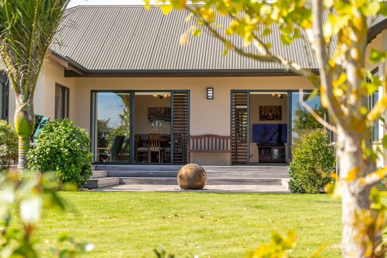 Photo of property in 32 Paekakariki Hill Road, Pauatahanui, Porirua, 5381