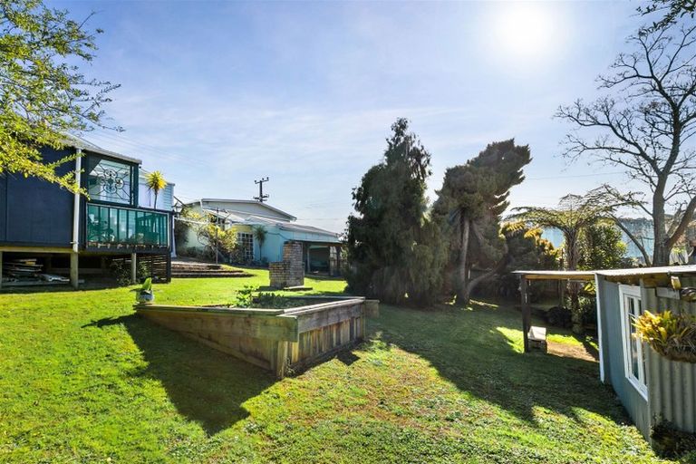 Photo of property in 11 Waikaukau Road, Glen Eden, Auckland, 0602