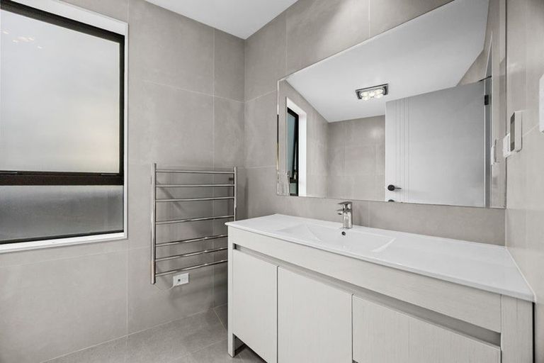 Photo of property in 2 Koropiko Lane, Flat Bush, Auckland, 2019