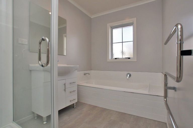 Photo of property in 32 Queens Park Crescent, Frankton, Hamilton, 3204