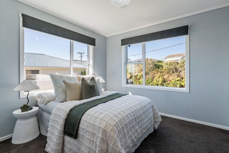 Photo of property in 32 Brooker Grove, Newlands, Wellington, 6037