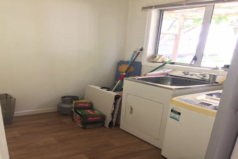 Photo of property in 26 Claverdon Drive, Massey, Auckland, 0614