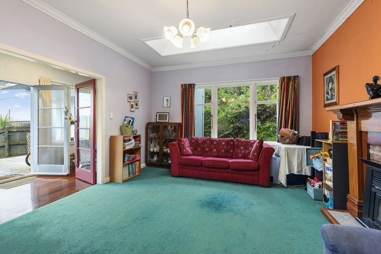 Photo of property in 15 Ferry Road, Days Bay, Lower Hutt, 5013
