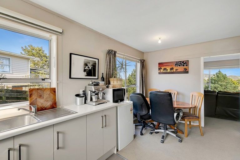 Photo of property in 15a Colchester Crescent, Newlands, Wellington, 6037