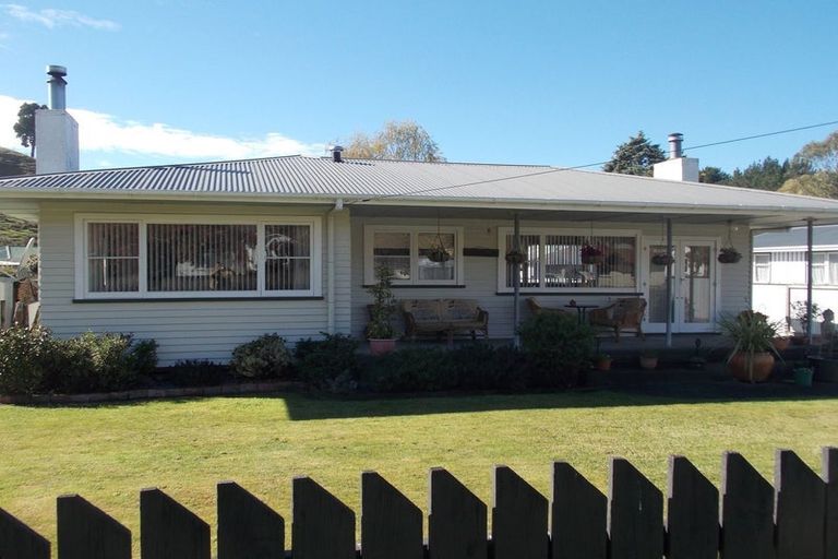 Photo of property in 16 Ongo Road, Hunterville, 4730