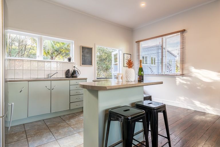 Photo of property in 48 Eastglen Road, Glen Eden, Auckland, 0602