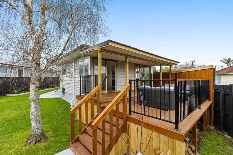 Photo of property in 1/222 Beach Haven Road, Beach Haven, Auckland, 0626